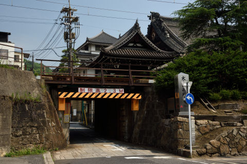 立派な寺が近くに