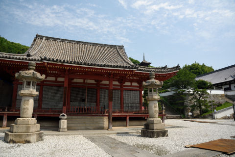 本堂 うしろに三重塔