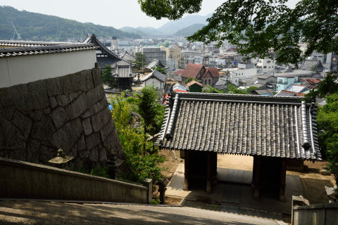 転校生のロケ地で有名