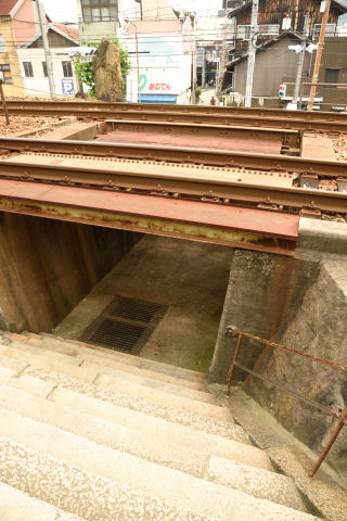 目の前を電車が走っていく