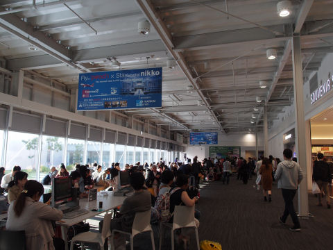 座る場所がない