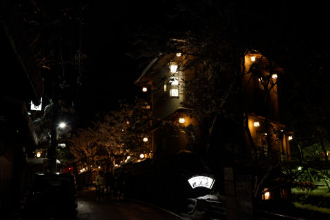 バス降りてすぐ