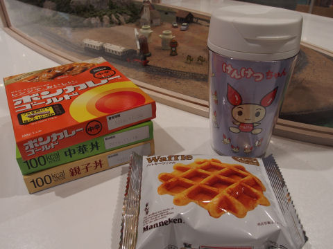 背景は大きなテーブルの真ん中にあったジオラマ