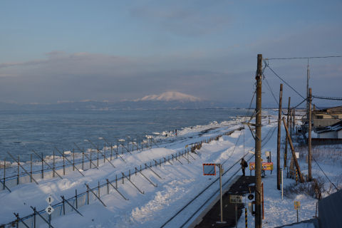 海に浮かび上がる山