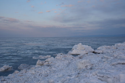 海がここで凍ったのか流れてきたのか