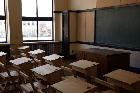 自分が使っていたのよりはるかに古い机といす