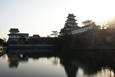 堀から天守が一番見える場所が逆光