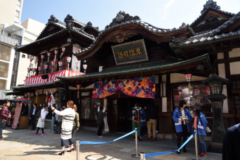 歴史ある感じの道後温泉前