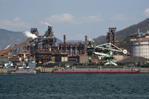 軍艦っぽいが「コークス」とか書いてある