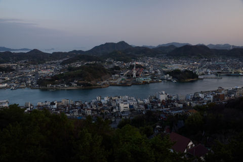 こっちはくらい