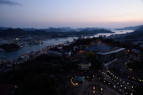 展望台の下に提灯がある