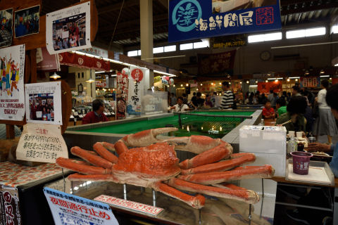 いけすの周りにテーブルがある