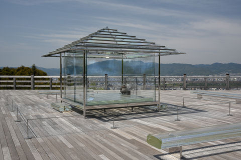 ぶっちゃけ公園のベンチとか駅の待合室みたいだ