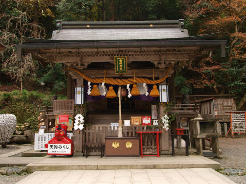 神社はシンプル，もしくはテンプル