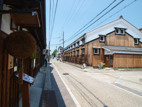 左は料理屋：月の蔵人，右は鳥せゑ本店