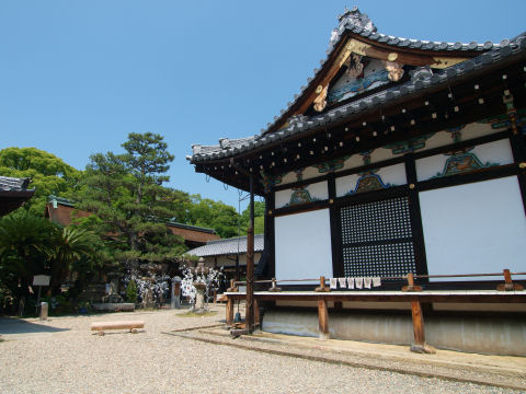 手前は拝殿，奥は本殿