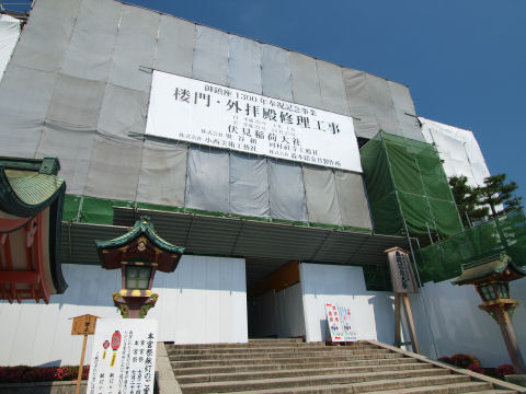 楼門がすっぽり隠れてる