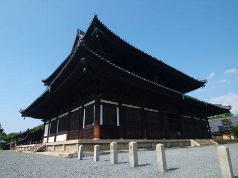 本堂と，奥に通天橋