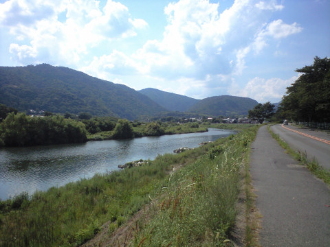 泳いでる人がいる