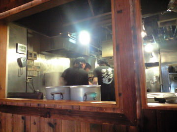 厨房よりも客席が独特な作りだったのですがそれは撮影できず．興味があったらネットで見つけてください