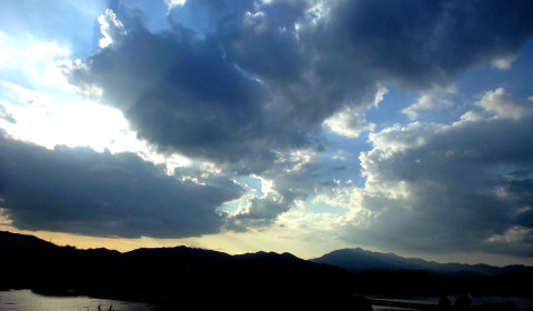 チンダル現象：分散系に光を通したときに光が主にミー散乱により散乱され、光の通路がその斜めや横からでも光って見える現象