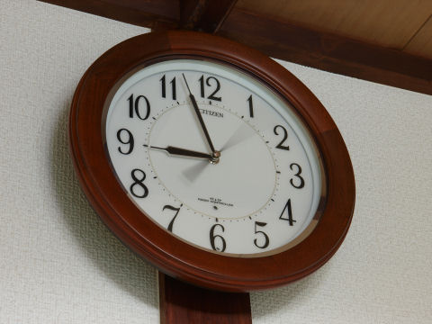 数秒ほどシャッターを開けているので秒針は残像になってる