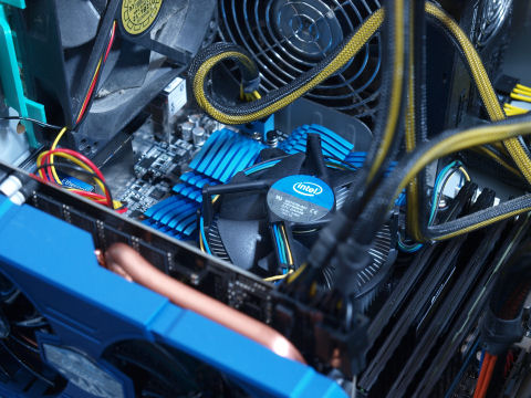 手前はグラカ 電源ラインが2本もあるとは