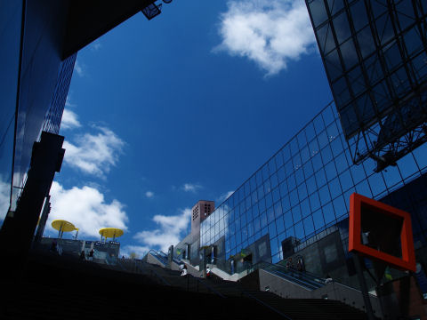 こぼれた絵の具のようなブルースカイ