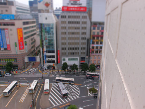 バスがミニカーっぽくなってる