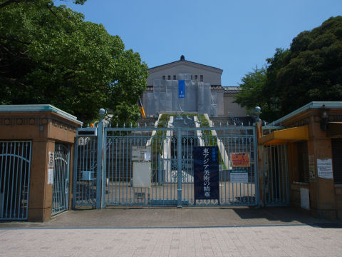 無常にも閉ざされている門