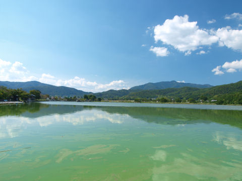 池が空に映ってる