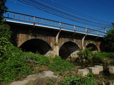 この逆側は複々線化の際にコンクリートの橋が継ぎ足された