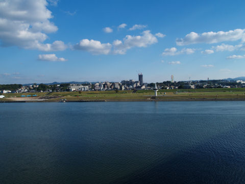 河川敷は公園になっていて，多くの人がいます
