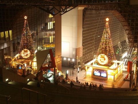 シャッター時間は3.2秒，その間動いていない人の方が多い，ていうかなるべくそうなるタイミングで撮った結果ではある