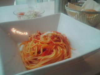 ベーコンとトマトのスパゲッティ，サラダ，パン