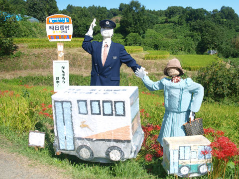 観光促進かと思ったけど,おばあさんの手を引いてるということか