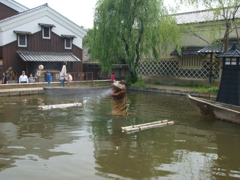 廻船問屋の前の池