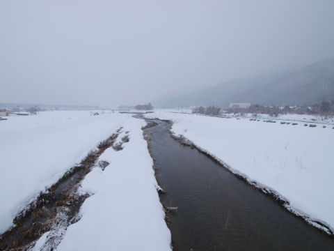 雪の中を流れる川