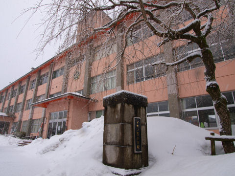 不思議な色の校舎