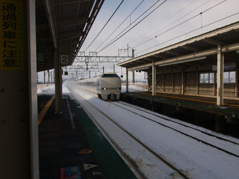 雪けむりをあげながら爆走する特急