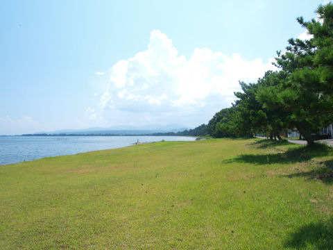 湖岸に着いて南を