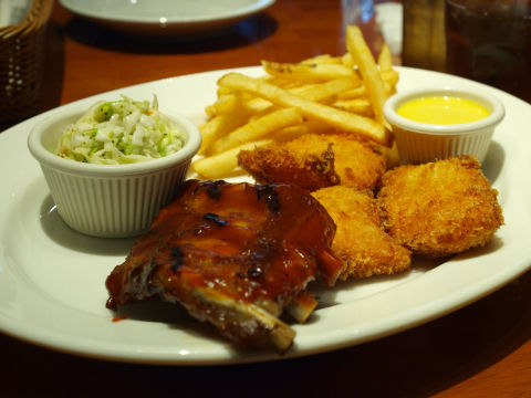 他にスープ，ライスorパン，ドリンクがつく