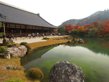本堂と池