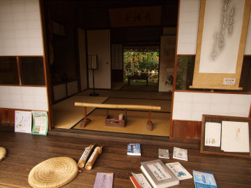 窓を通して見る景色