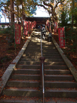 仁王門までの長い階段