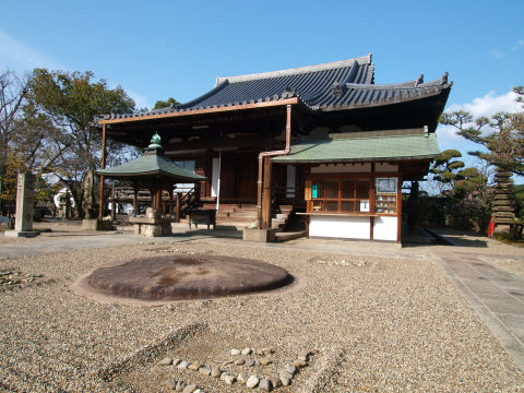 ひっそりたたずむ