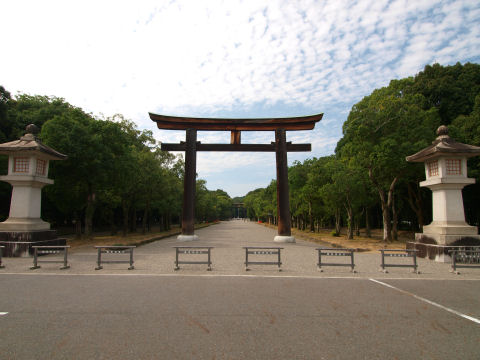 めずらしく朱塗りじゃない鳥居