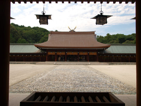 拝殿から見た幣殿 この奥に本殿が