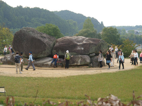 さっきの鬼シリーズみたいに突然デカい石がゴロリ