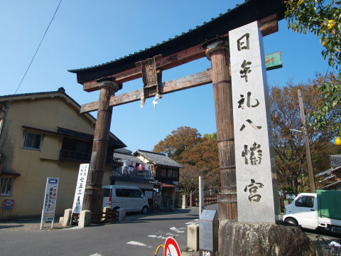 鳥居が朱色じゃないな